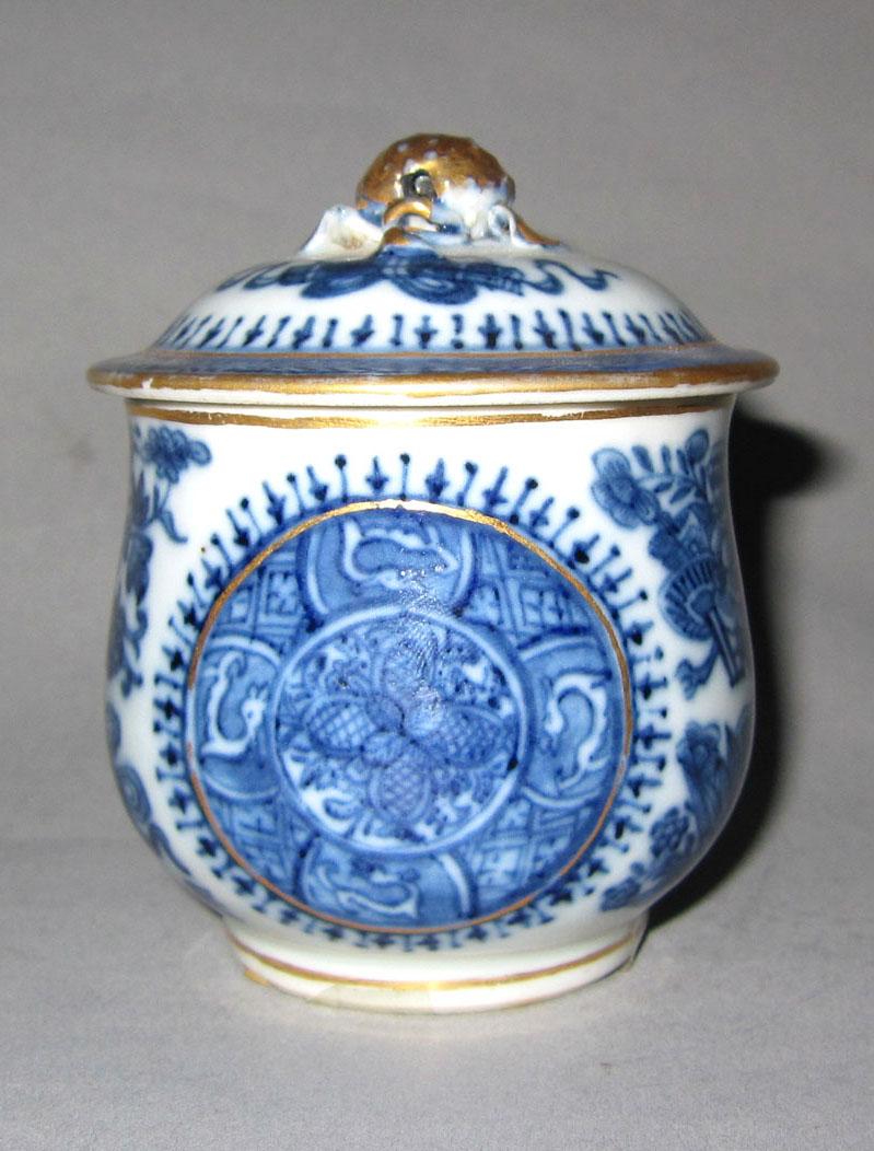 2010.0008.037 A, B Porcelain pot de creme medallion