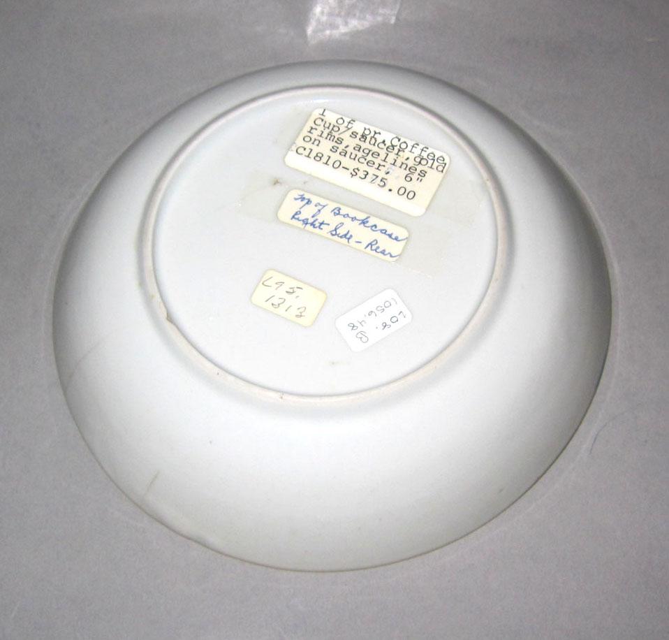 2010.0008.048 B Porcelain saucer underside