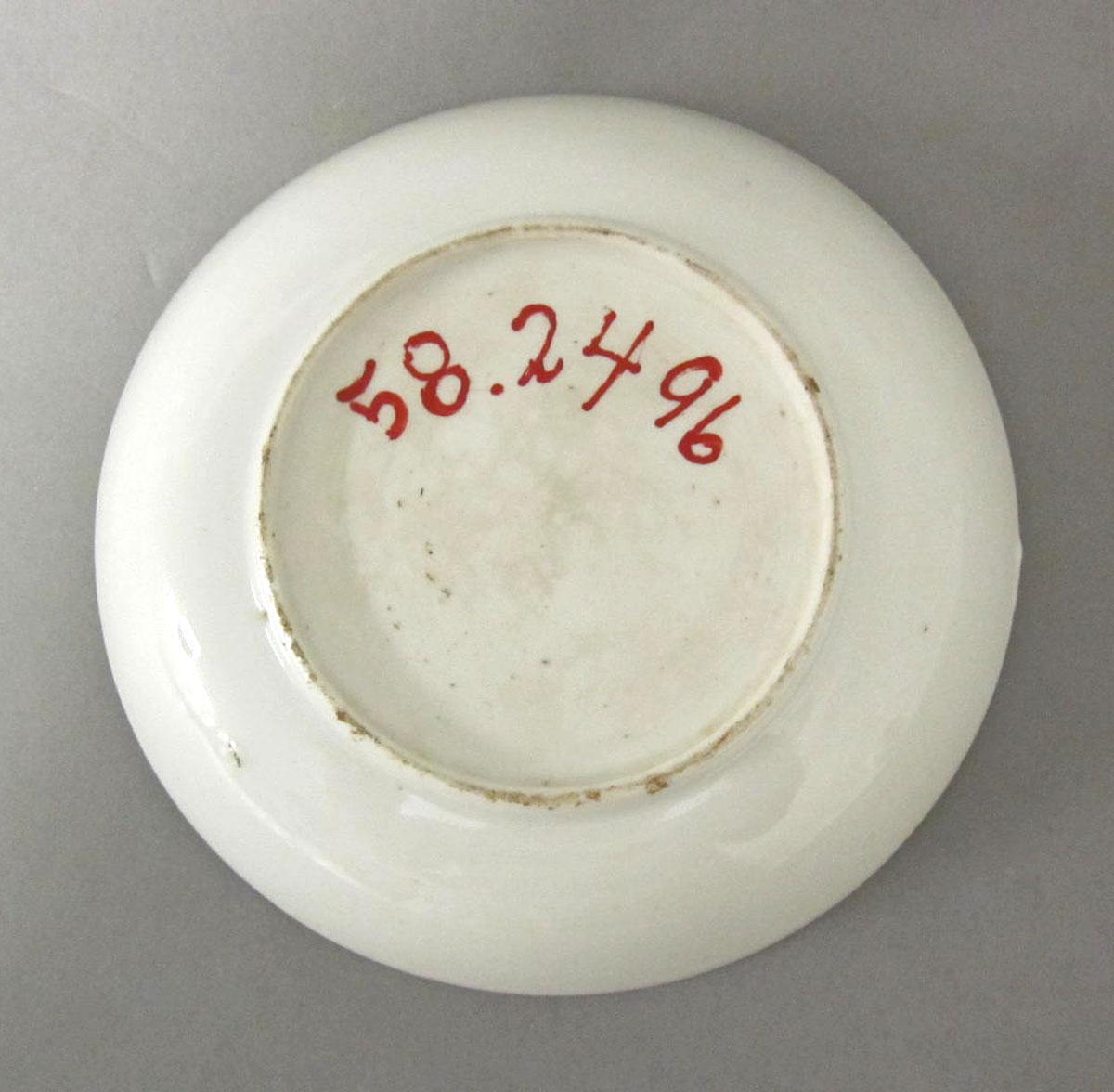 1958.2496 Porcelain saucer underside