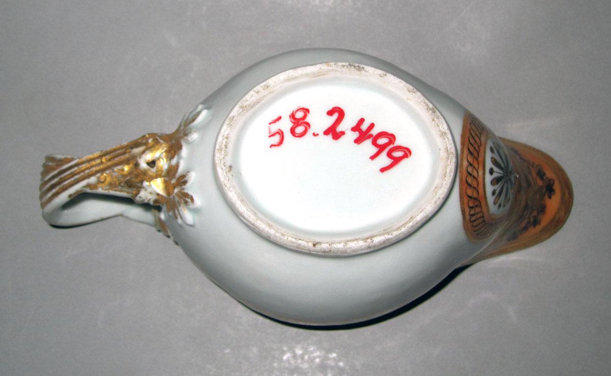 1958.2499 Porcelain sauceboat underside