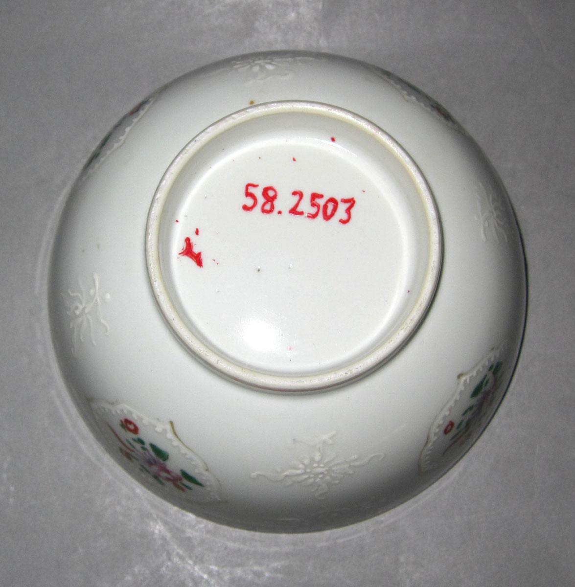 1958.2503 Porcelain bowl underside