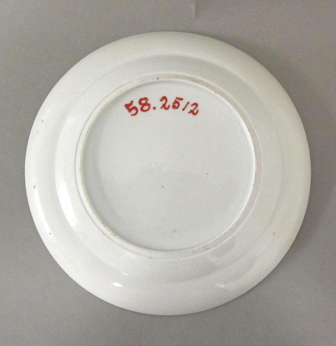 1958.2512 Porcelain plate underside