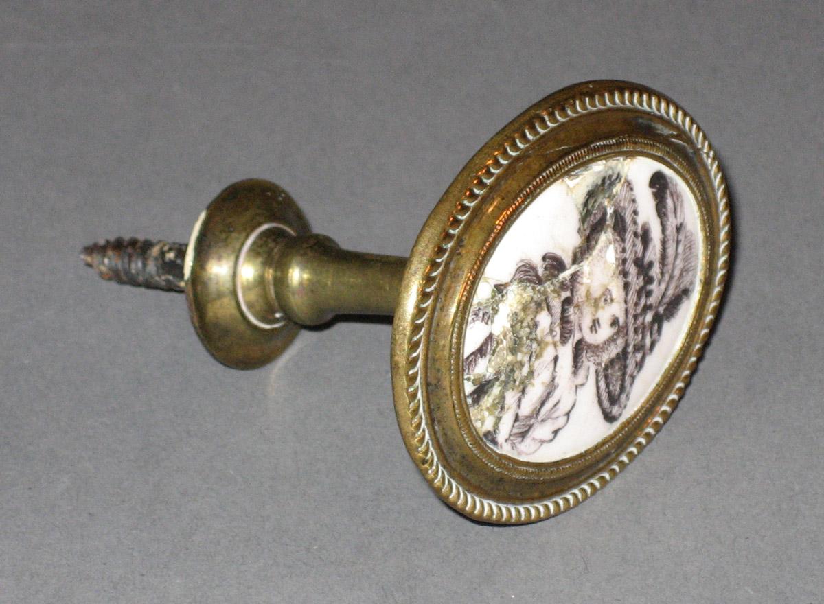 1958.2513.001 Cloak pin