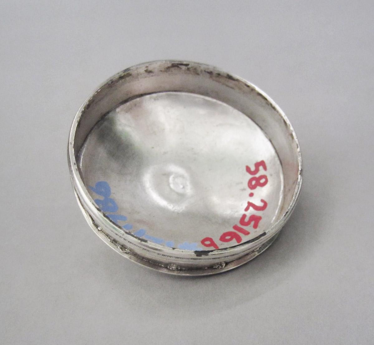 1958.2516 B Sander, lid, underside