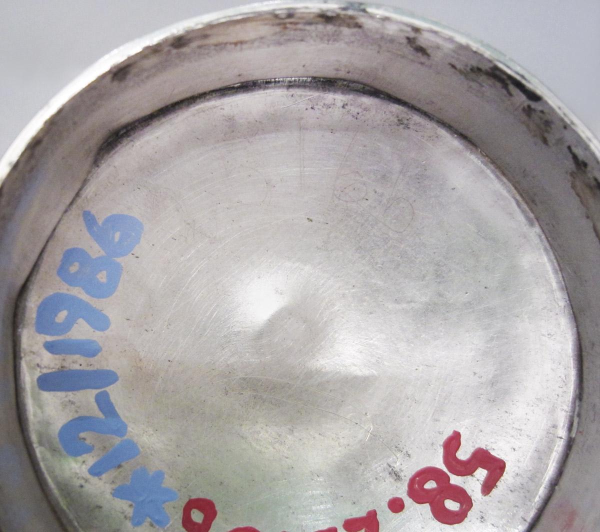 1958.2516 B Sander, lid, inscription