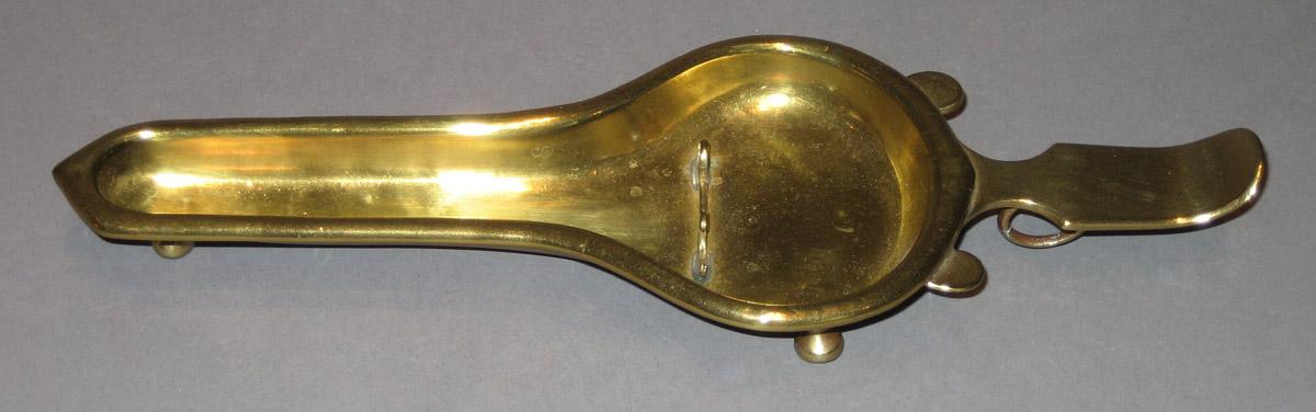 1958.2533 Snuffer tray