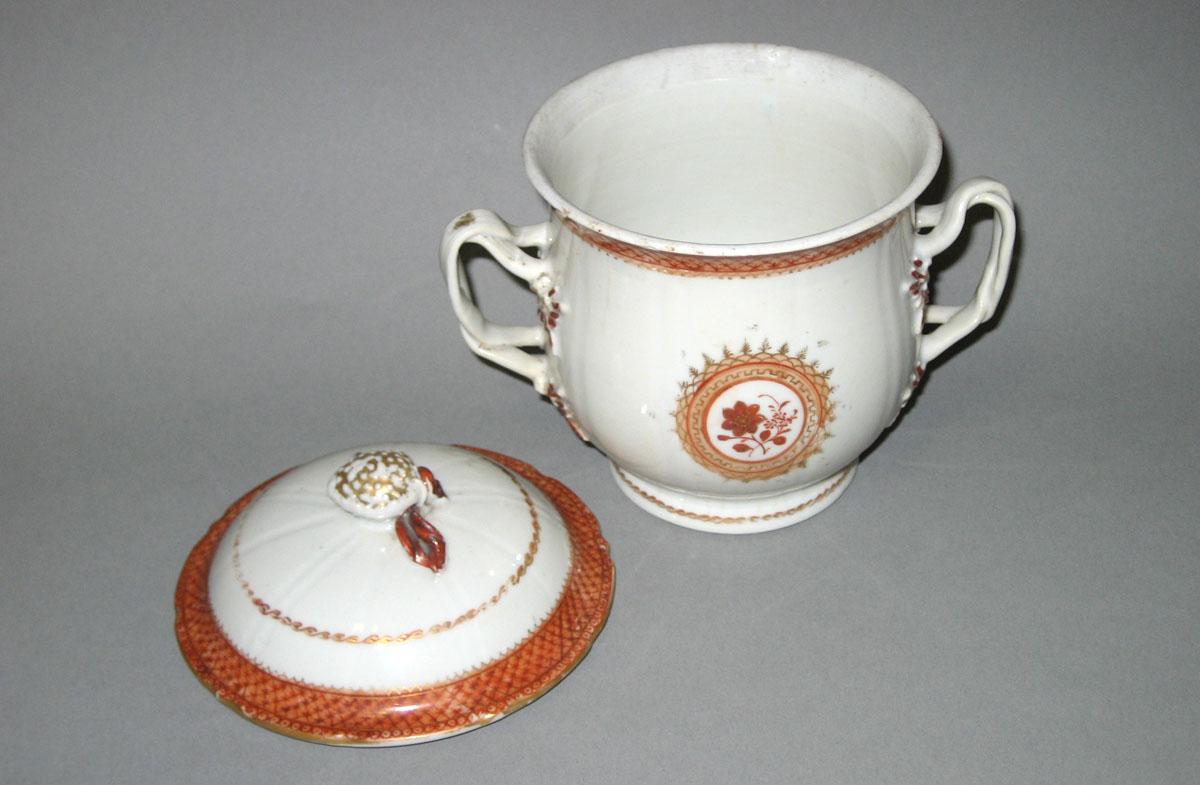 1958.2543.001 A, B Sugar bowl lid and bowl
