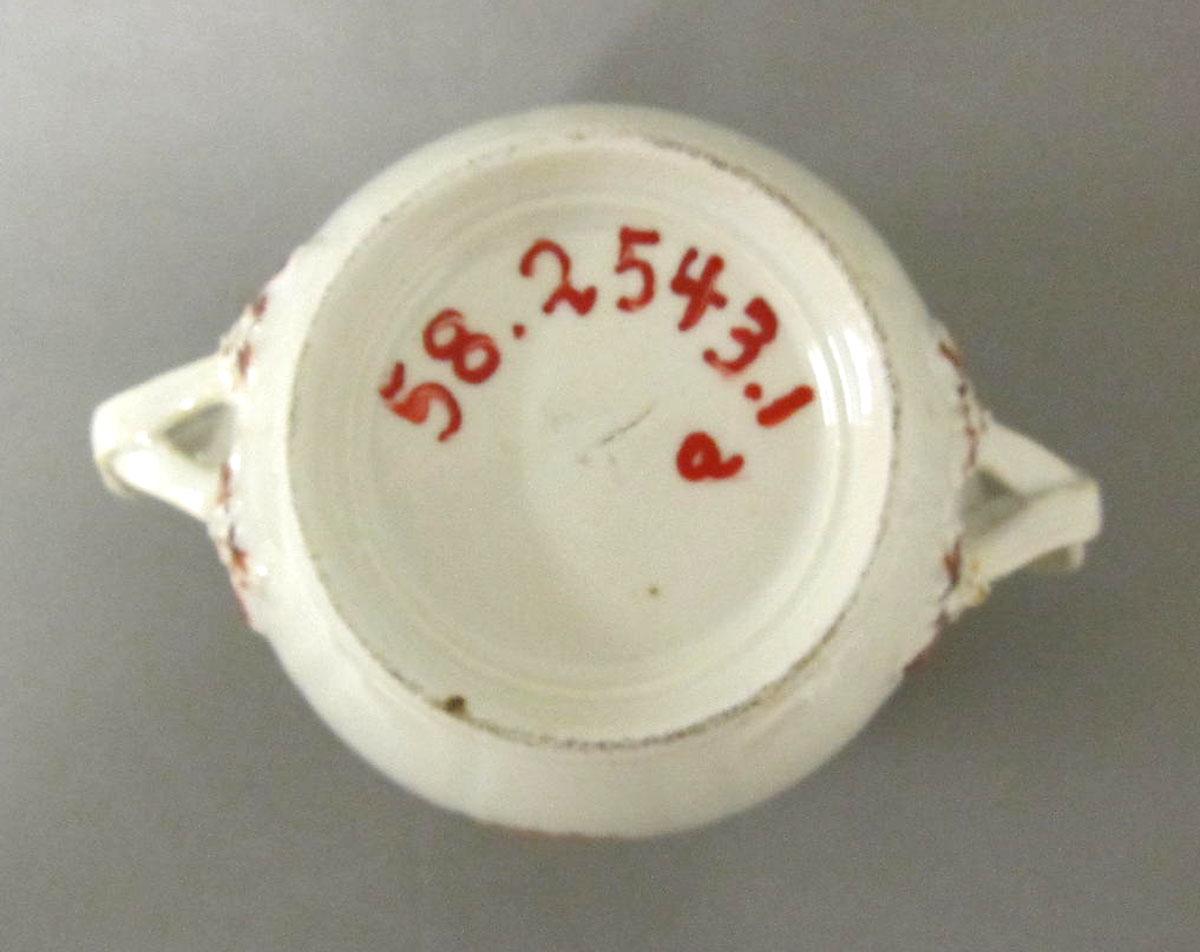 1958.2543.001 A Porcelain sugar bowl underside
