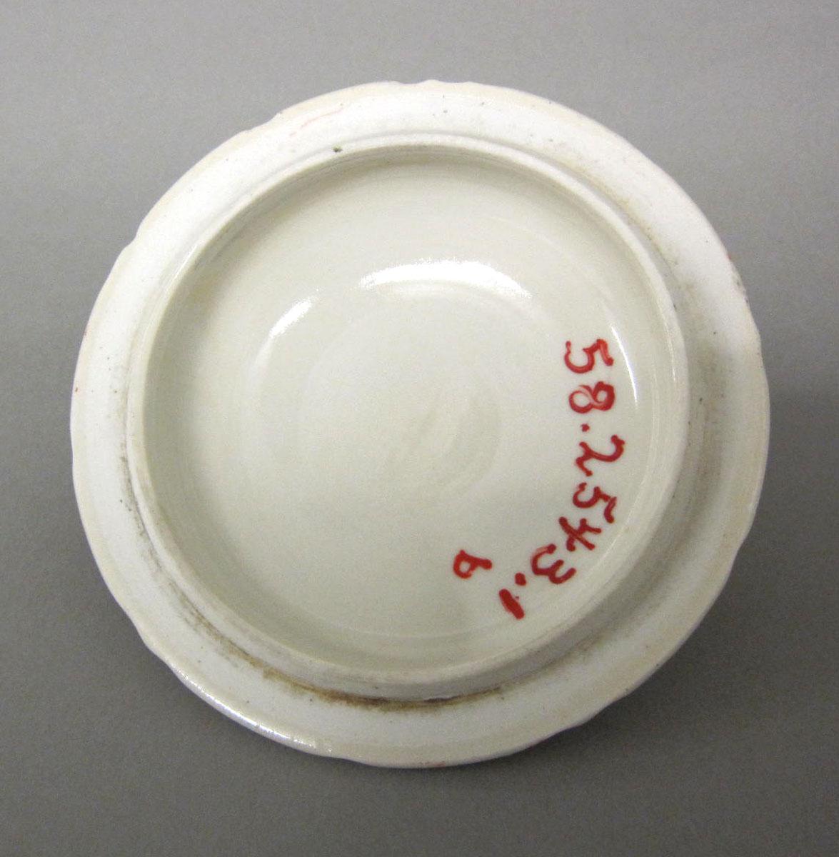 1958.2543.001 B Porcelain sugar bowl underside