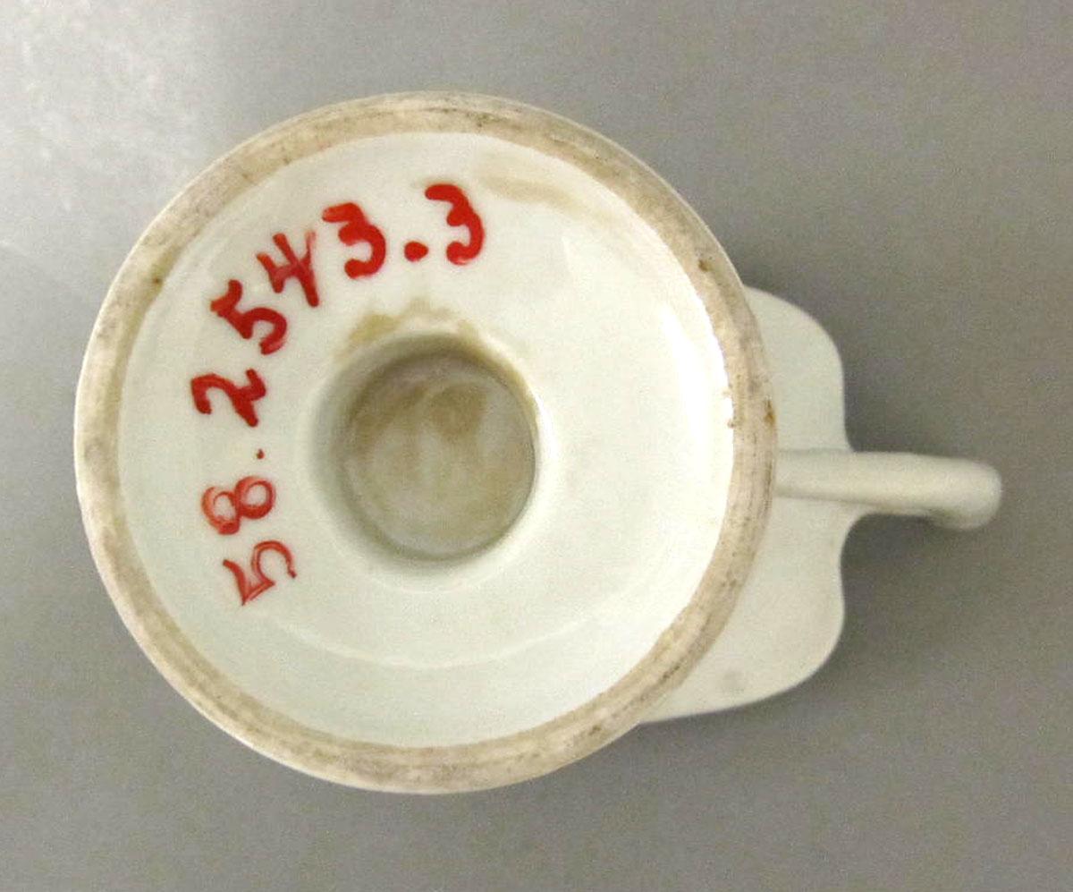 1958.2543.003 Porcelain cream jug underside