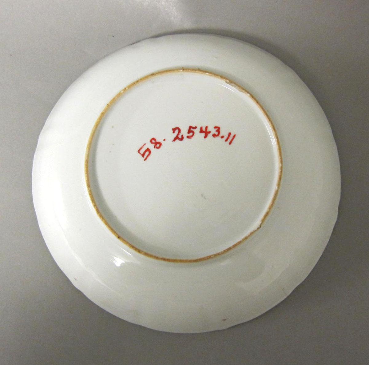 1958.2543.011 Porcelain plate underside
