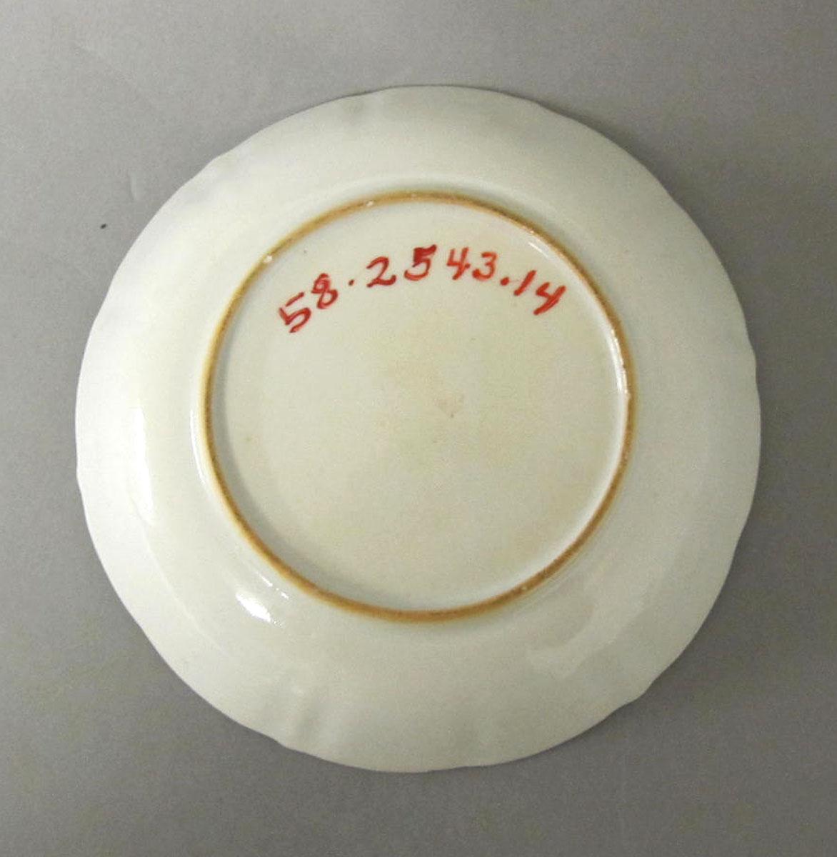 1958.2543.014 Porcelain saucer underside