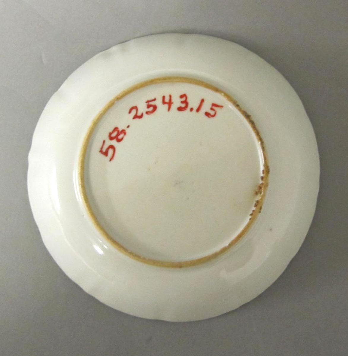 1958.2543.015 Porcelain saucer underside