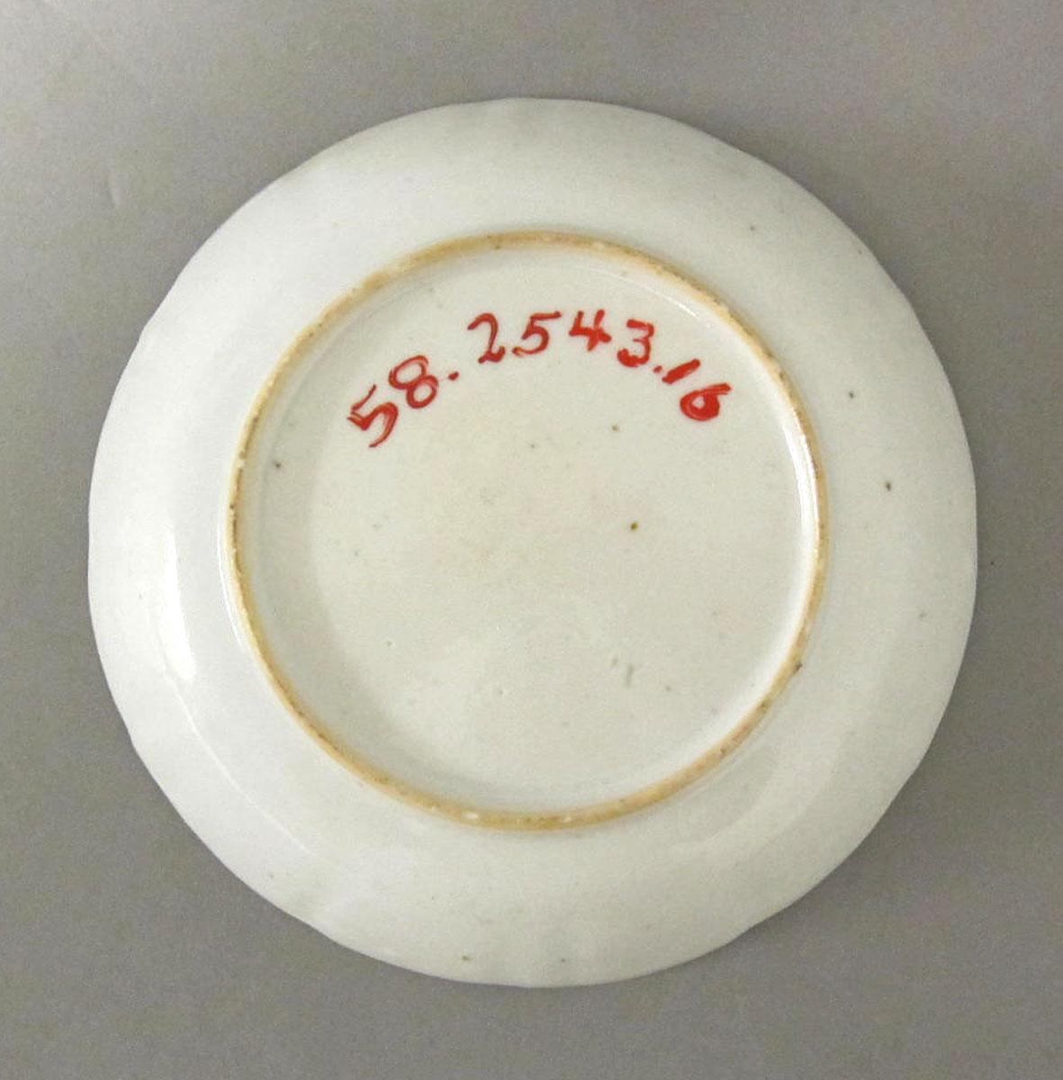 1958.2543.016 Porcelain saucer underside