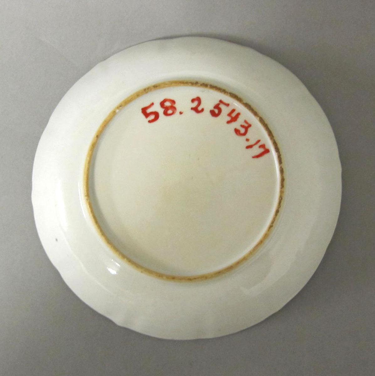 1958.2543.017 Porcelain saucer underside