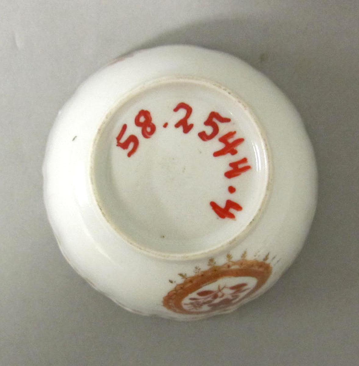 1958.2544.004 Porcelain teabowl underside