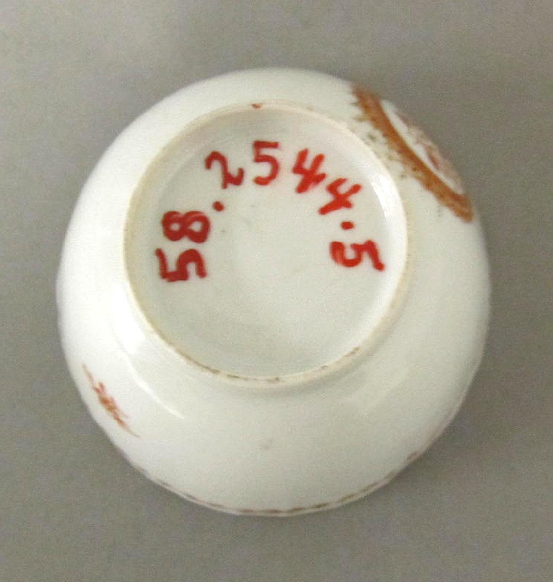 1958.2544.005 Porcelain teabowl underside