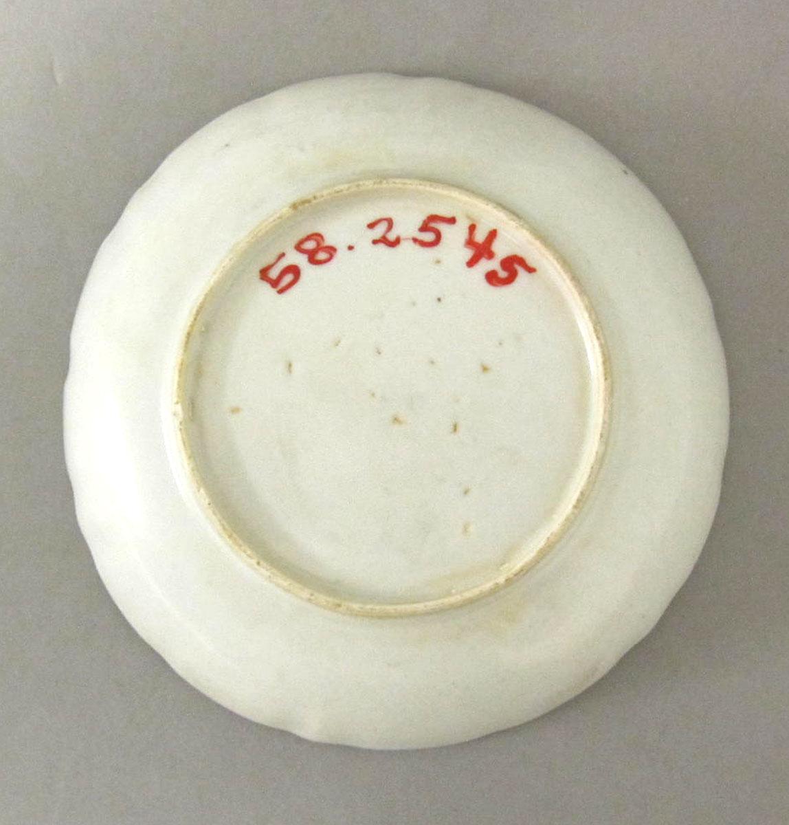1958.2545 Porcelain saucer underside
