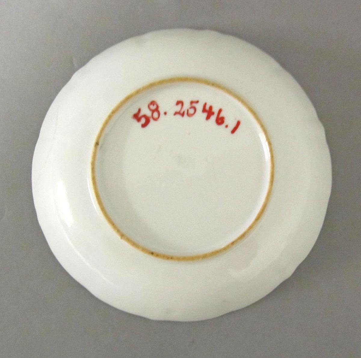 1958.2546.001 Porcelain saucer underside