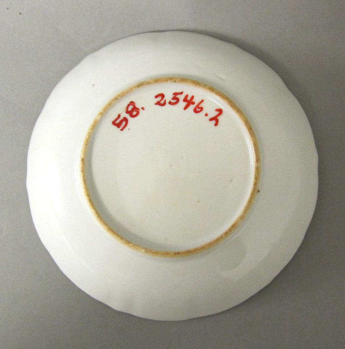 1958.2546.002 Porcelain saucer underside