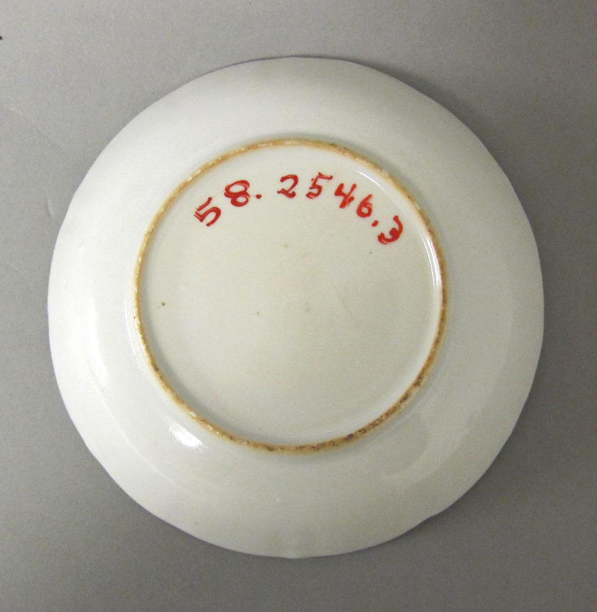 1958.2546.003 Porcelain saucer underside
