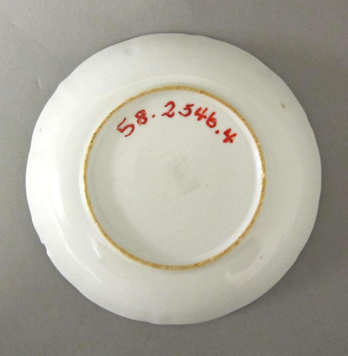 1958.2546.004 Porcelain saucer underside