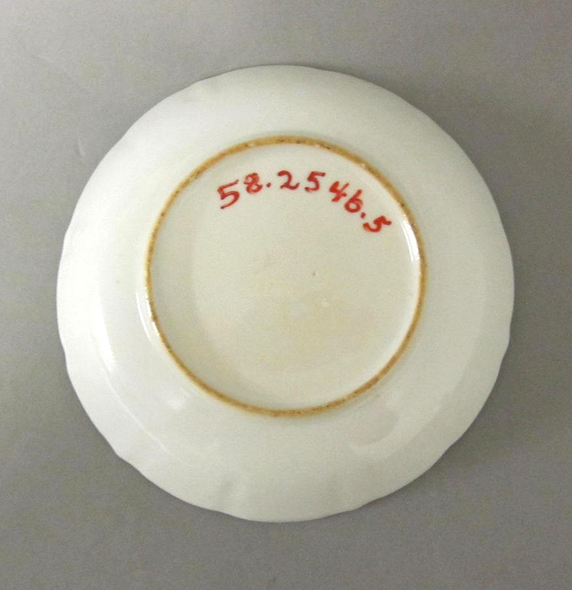 1958.2546.005 Porcelain saucer underside