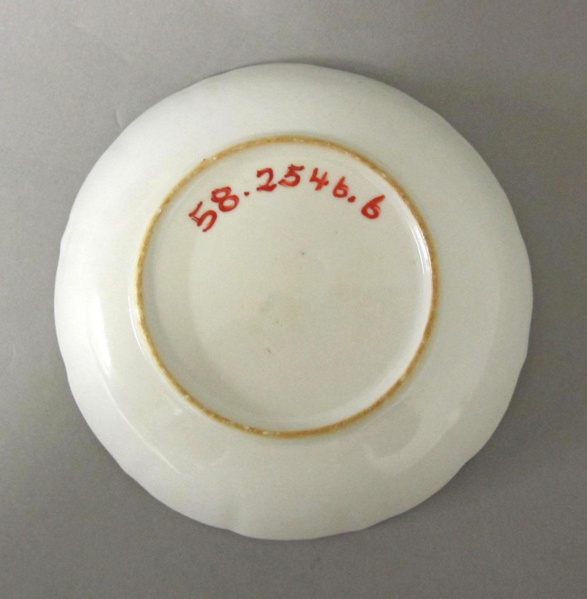 1958.2546.006 Porcelain saucer underside