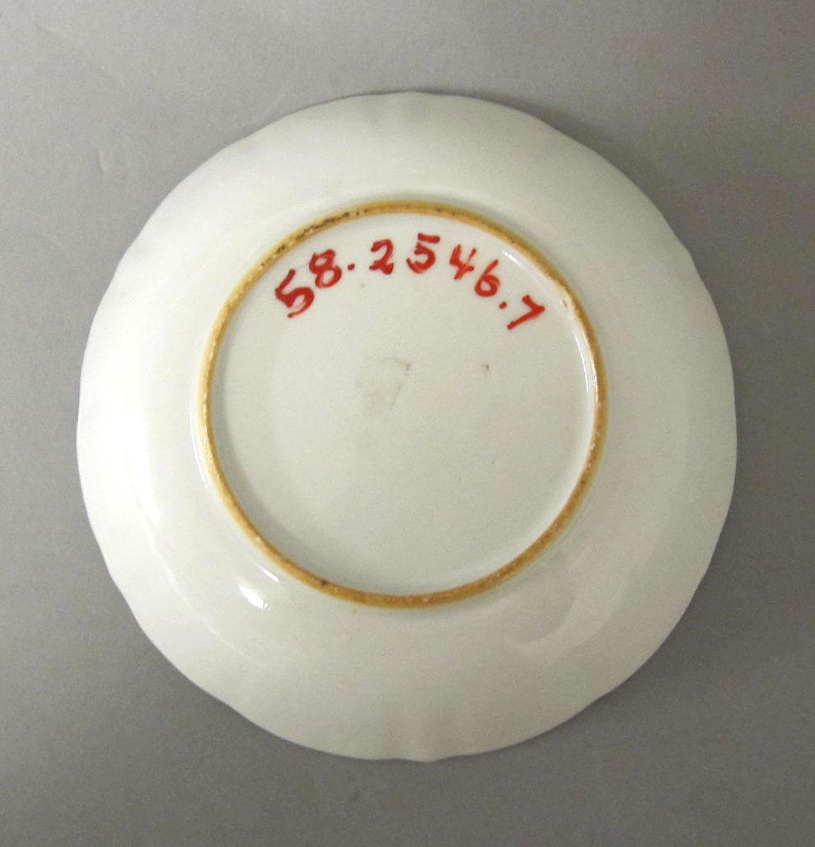 1958.2546.007 Porcelain saucer underside