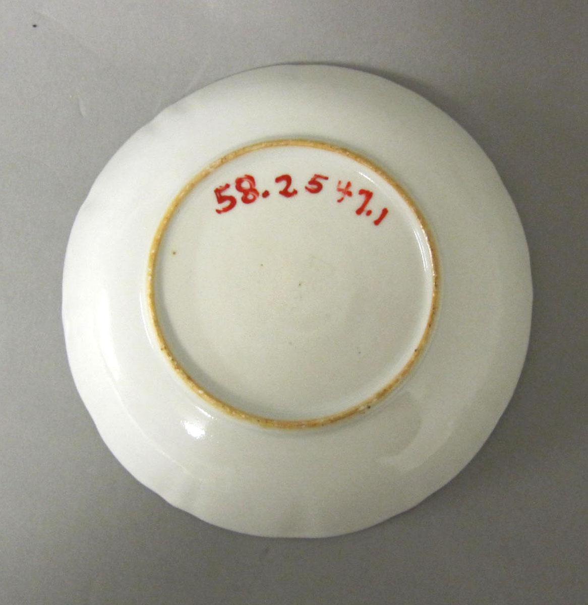 1958.2547.001 Porcelain saucer underside