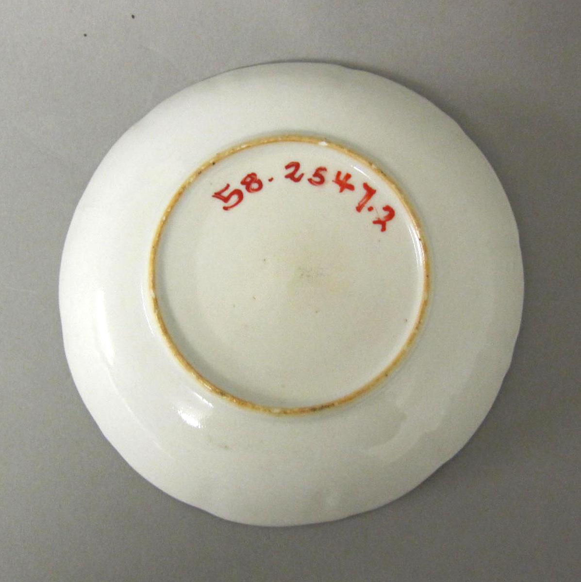 1958.2547.002 Porcelain saucer underside
