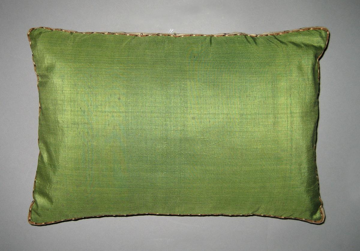 1984.0601.001 Cushion cover on 1969.5532 cushion