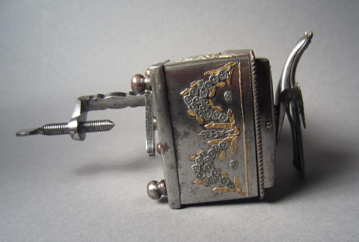 1958.2589 A-B Sewing bird, Side
