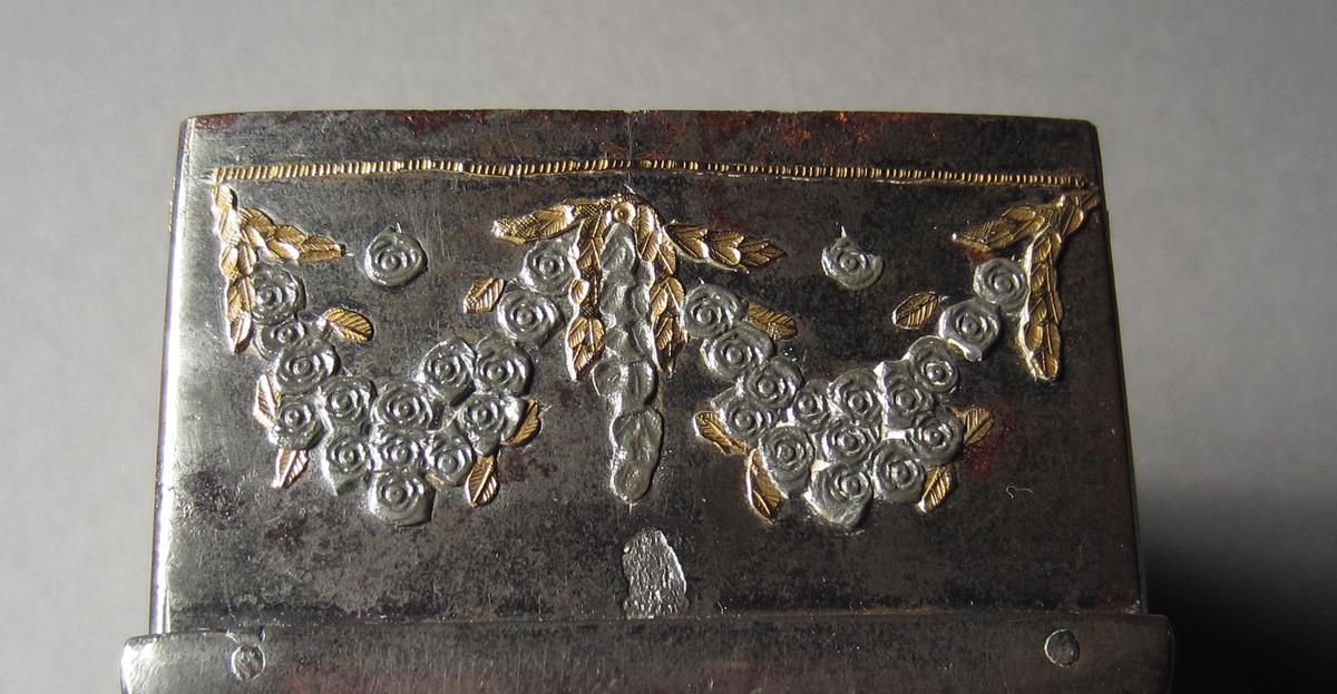 1958.2589 A Sewing bird, Detail
