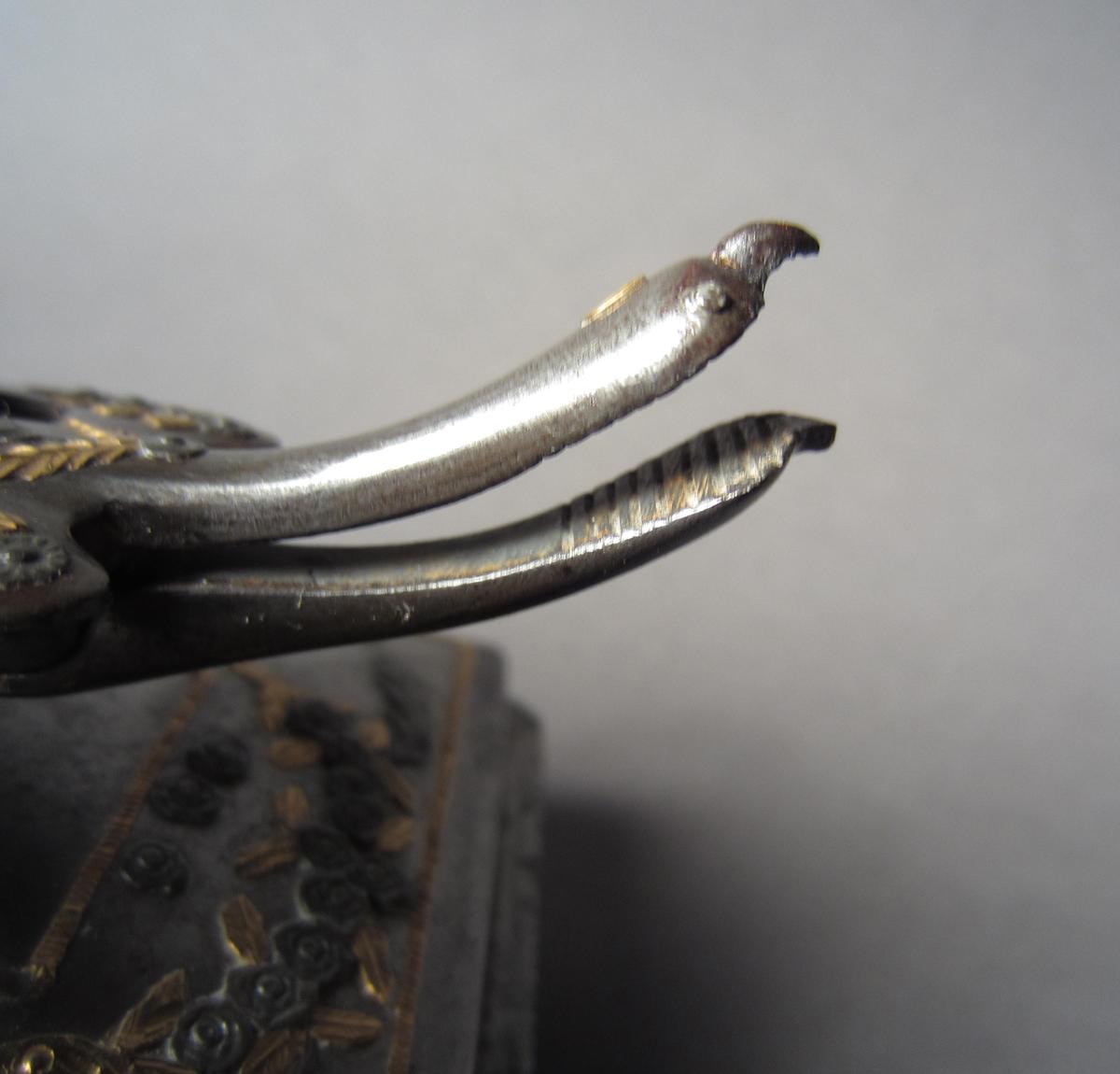 1958.2589 Sewing bird, Beak