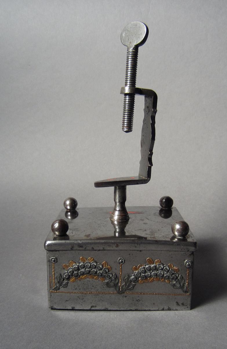 1958.2590 A Pincushion clamp, Clamp