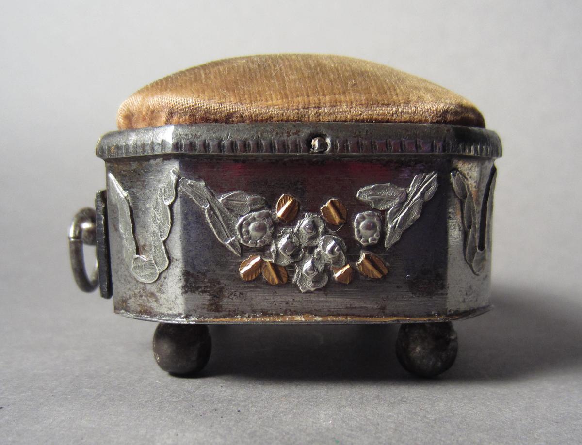 1958.2590 C Pincushion clamp, View 1