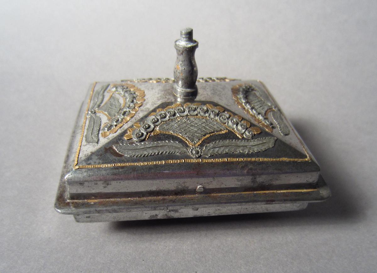 1958.2590 A Pincushion clamp, Underside