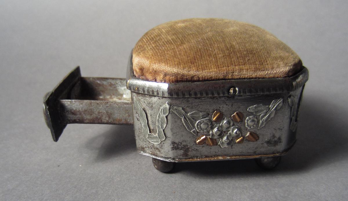 1958.2590 C Pincushion clamp, View 2