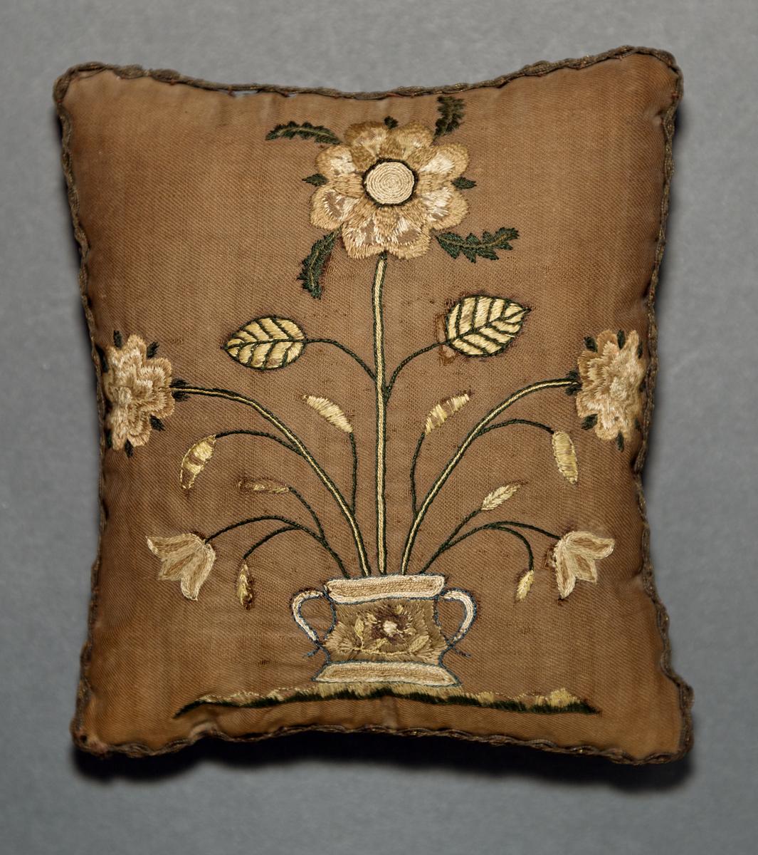 1958.2591 Pincushion